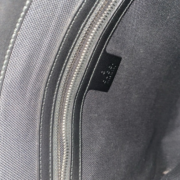 Gucci shoulder Bag unisex worn a couple times no flaws good as new w receipt :) - Picture 6 of 6